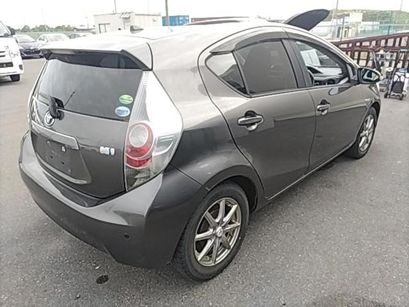 2013 Toyota Aqua thumbnail