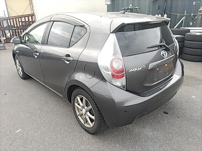 2013 Toyota Aqua thumbnail