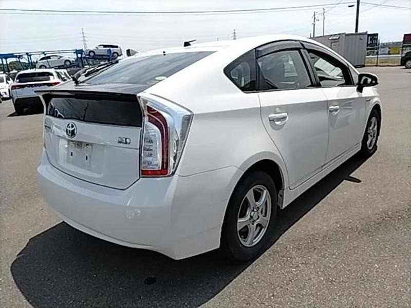 2013 Toyota Prius thumbnail