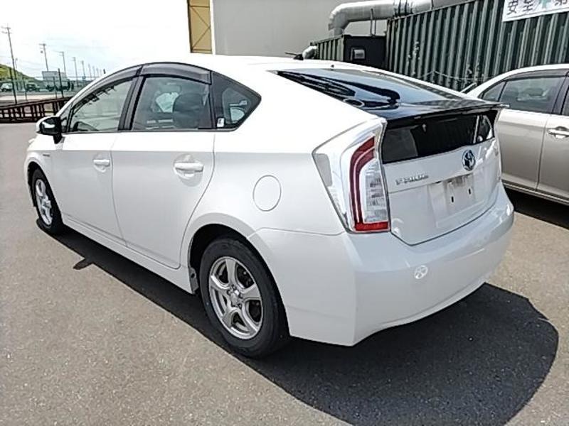 2013 Toyota Prius thumbnail