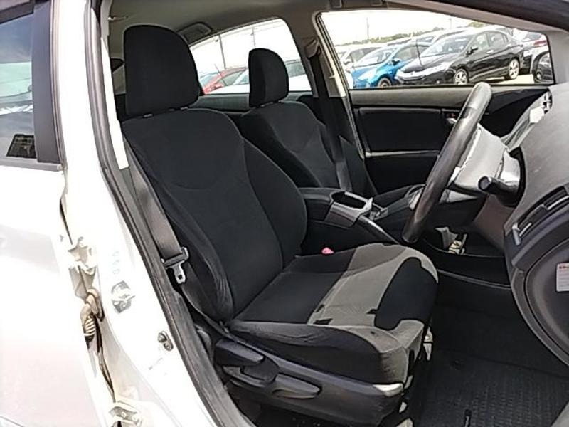 2013 Toyota Prius thumbnail