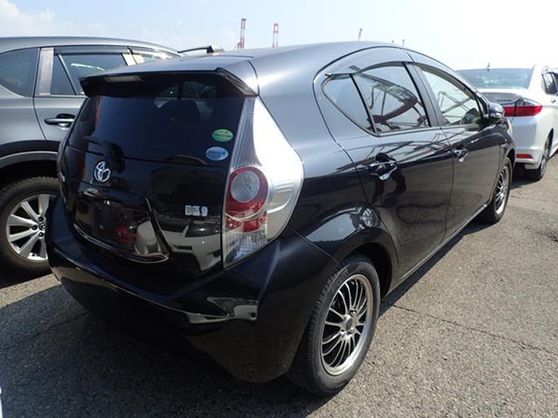 2012 Toyota Aqua thumbnail