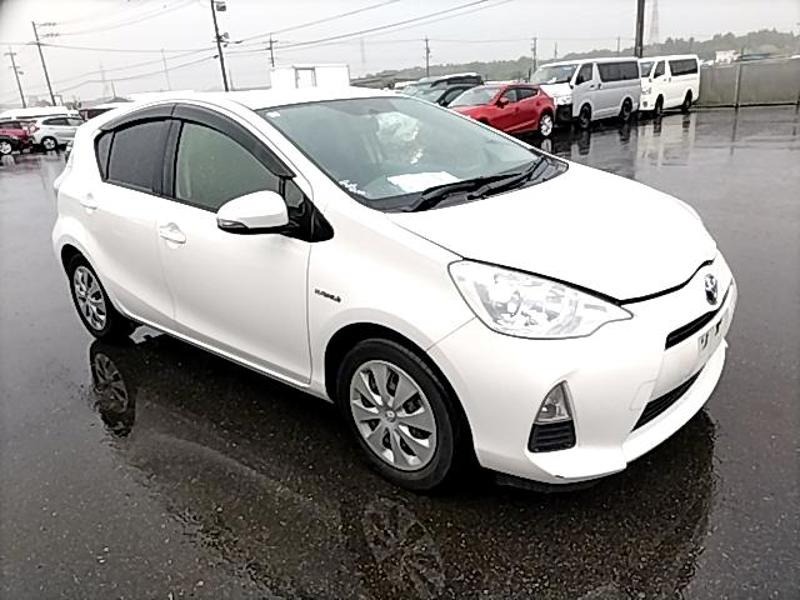 2013 Toyota Aqua thumbnail