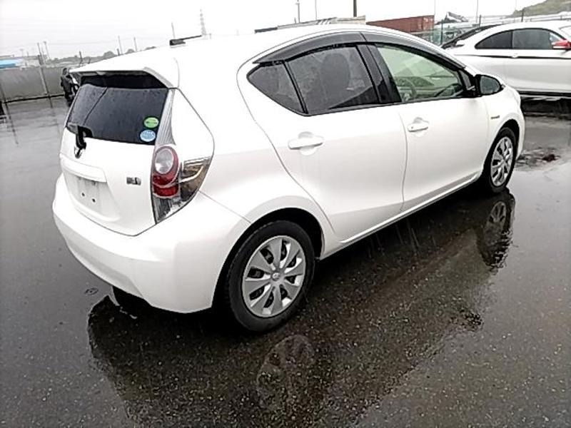 2013 Toyota Aqua thumbnail