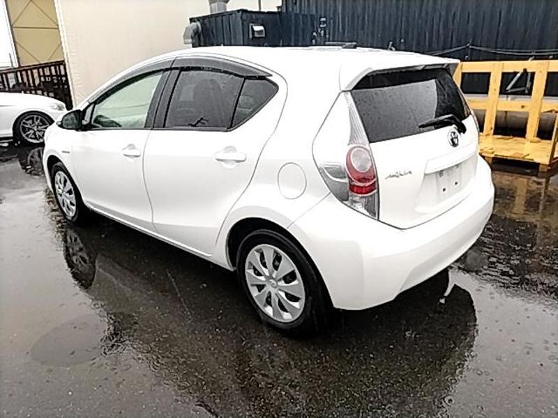 2013 Toyota Aqua thumbnail