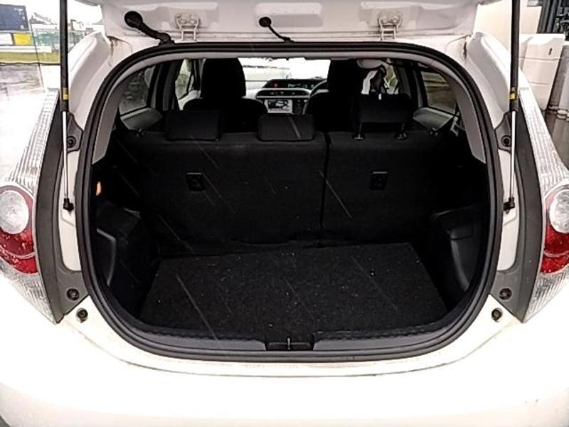 2013 Toyota Aqua thumbnail