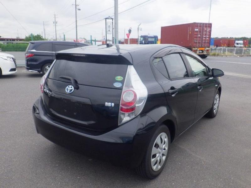 2013 Toyota Aqua thumbnail