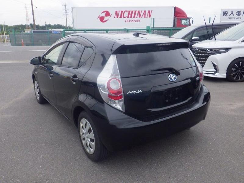 2013 Toyota Aqua thumbnail