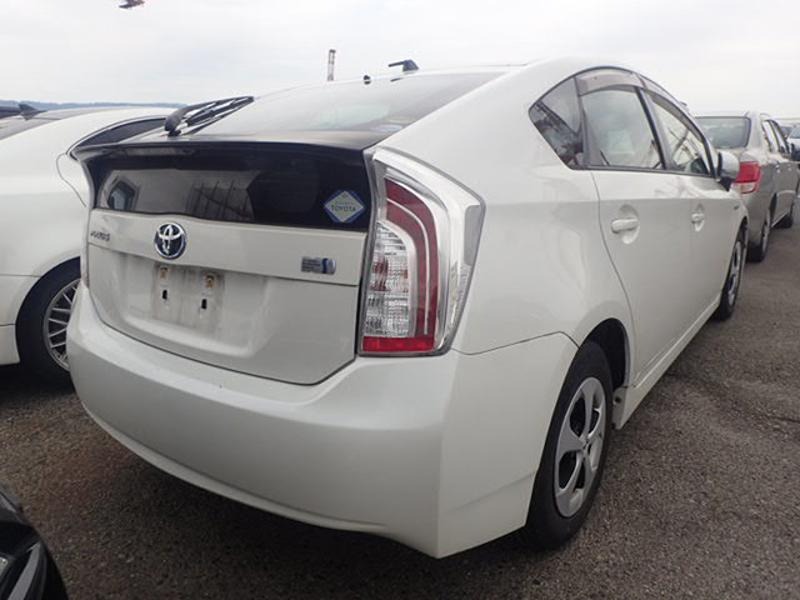 2013 Toyota Prius thumbnail