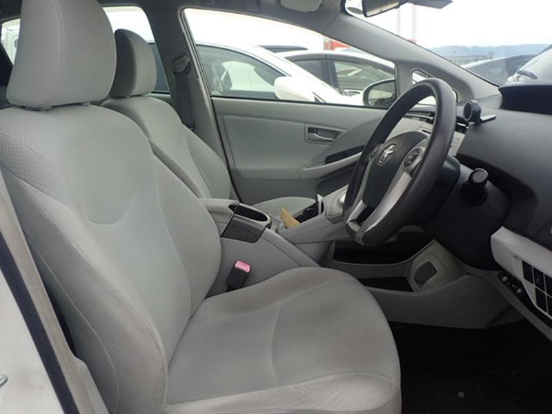 2013 Toyota Prius thumbnail