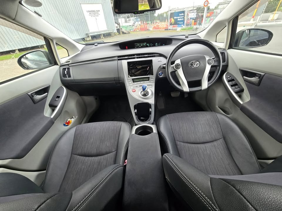 2012 Toyota Prius thumbnail