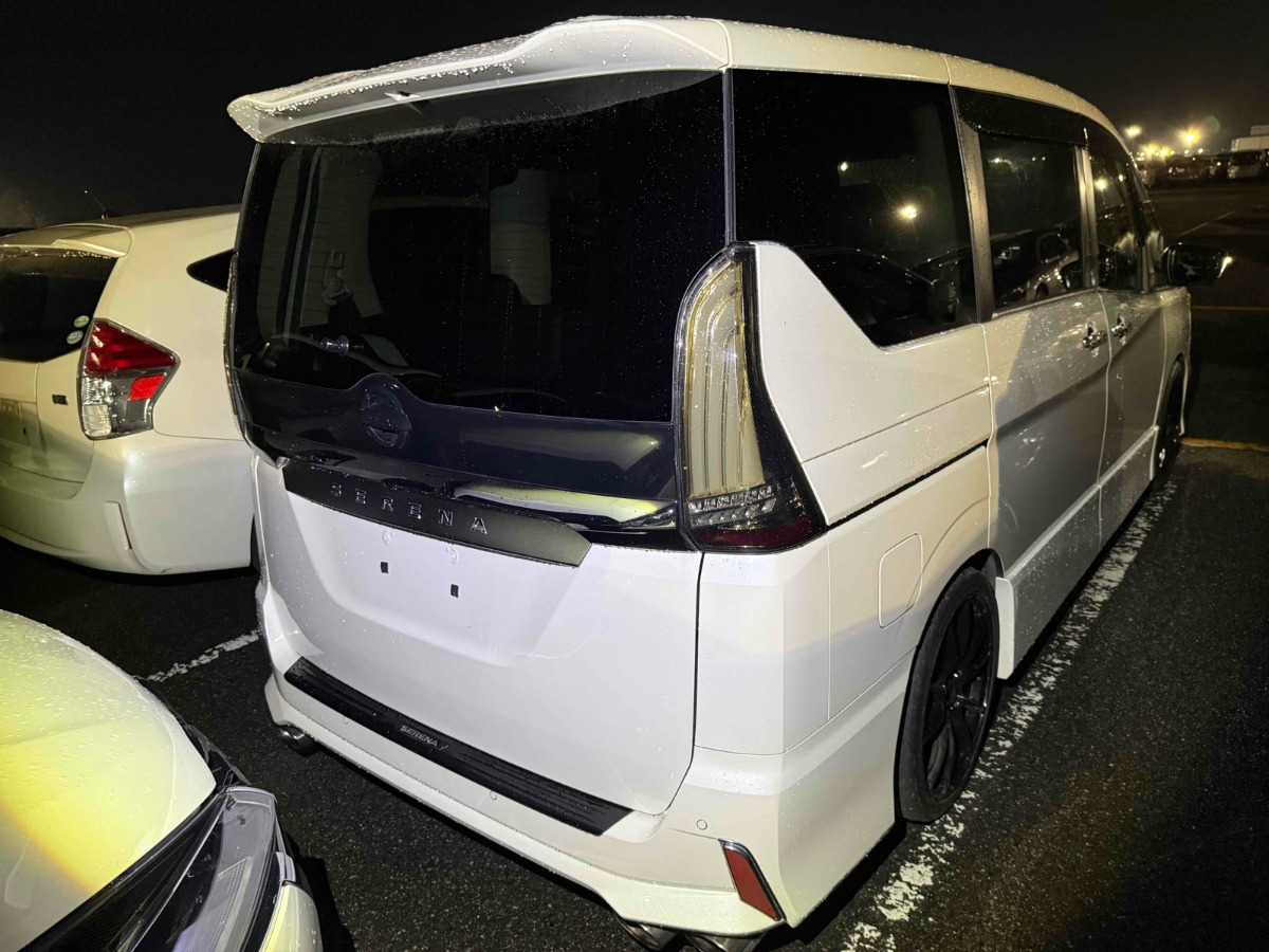 2018 Nissan Serena thumbnail