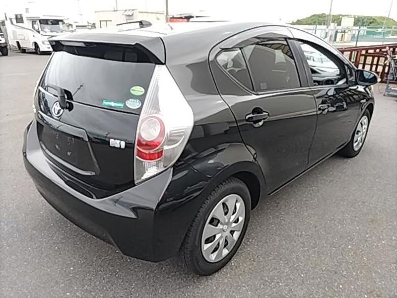2012 Toyota Aqua thumbnail