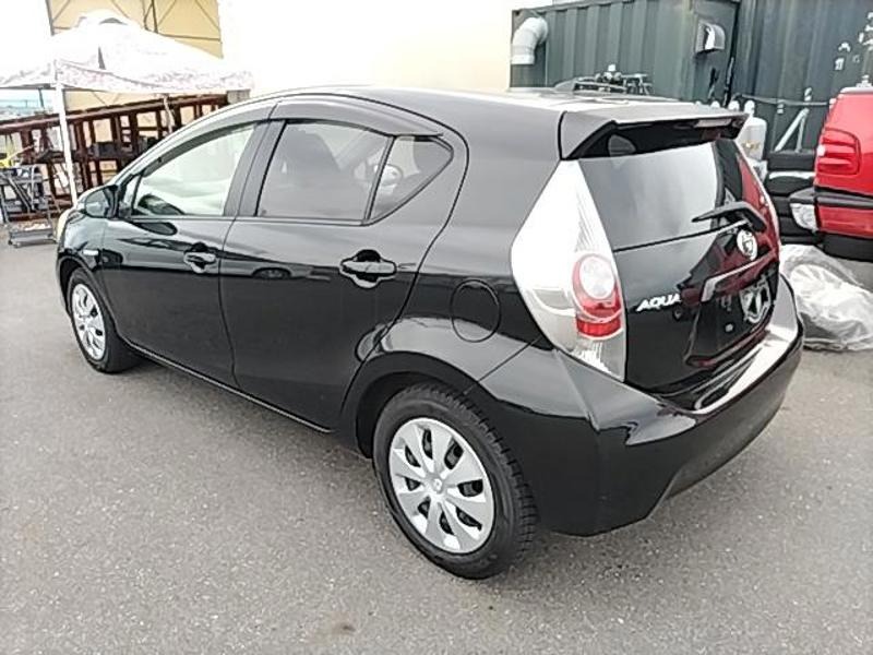 2012 Toyota Aqua thumbnail
