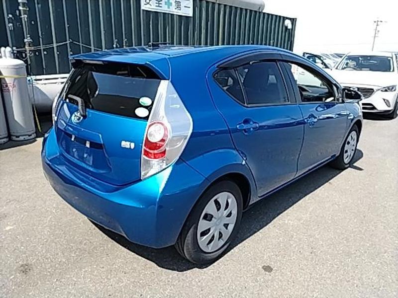 2012 Toyota Aqua thumbnail