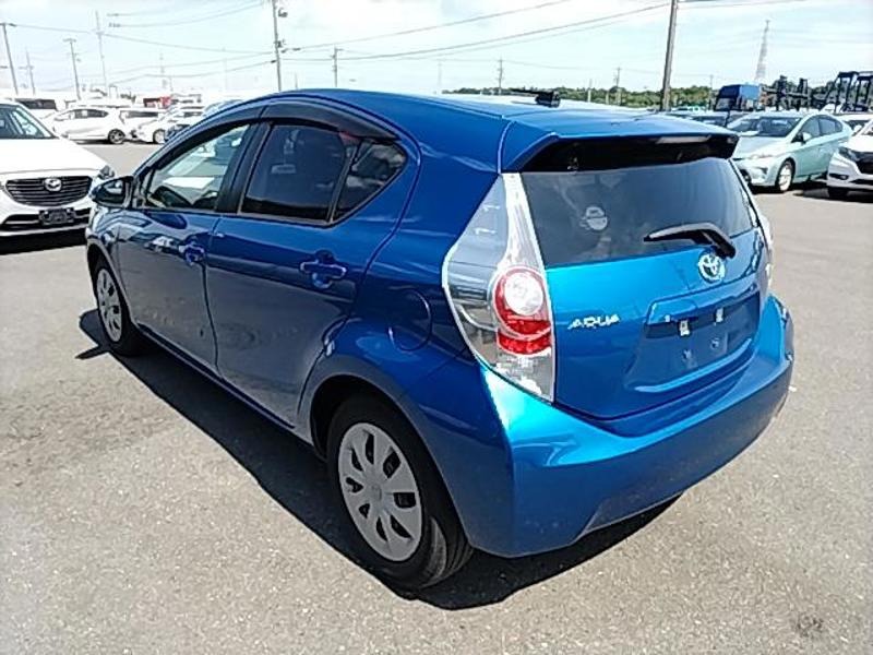 2012 Toyota Aqua thumbnail