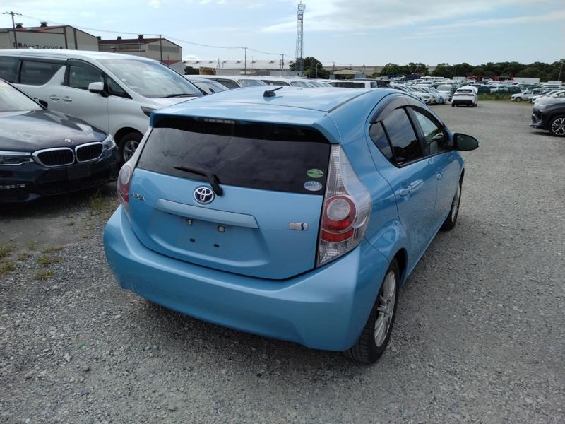 2013 Toyota Aqua thumbnail