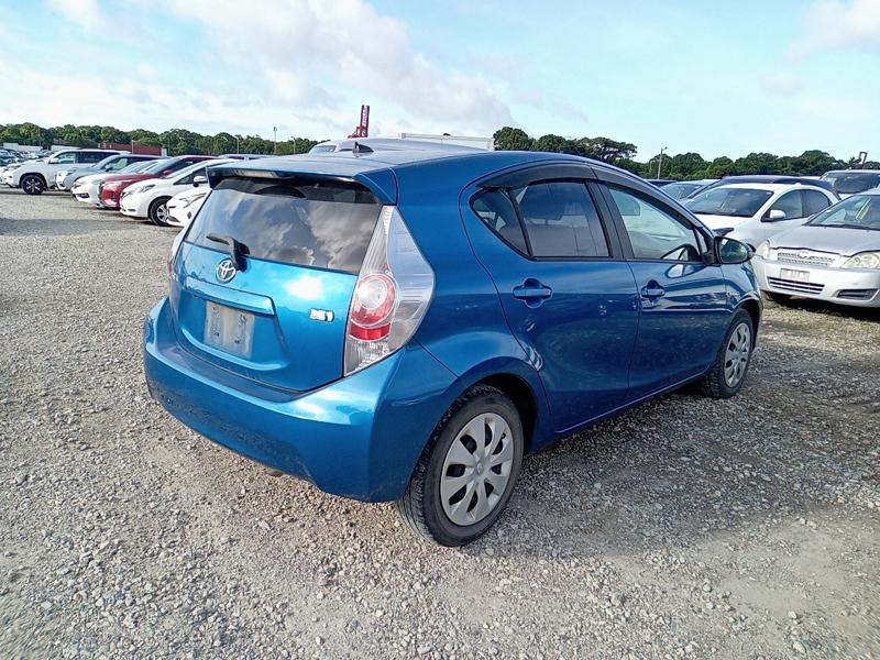 2013 Toyota Aqua thumbnail