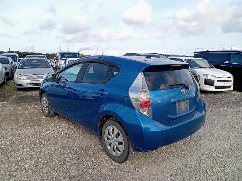 2013 Toyota Aqua thumbnail