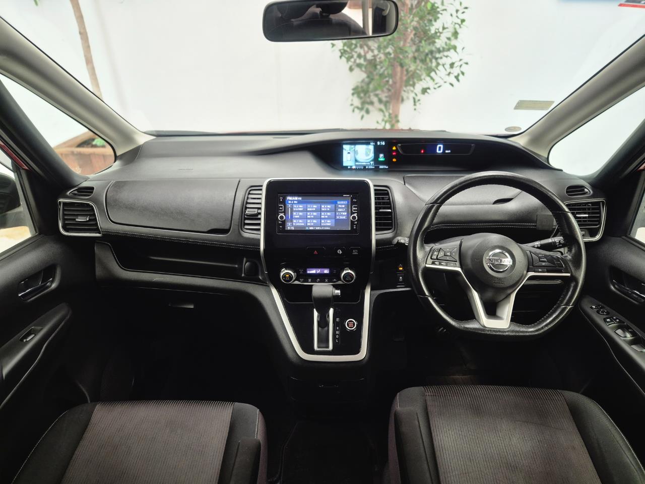 2017 Nissan Serena thumbnail