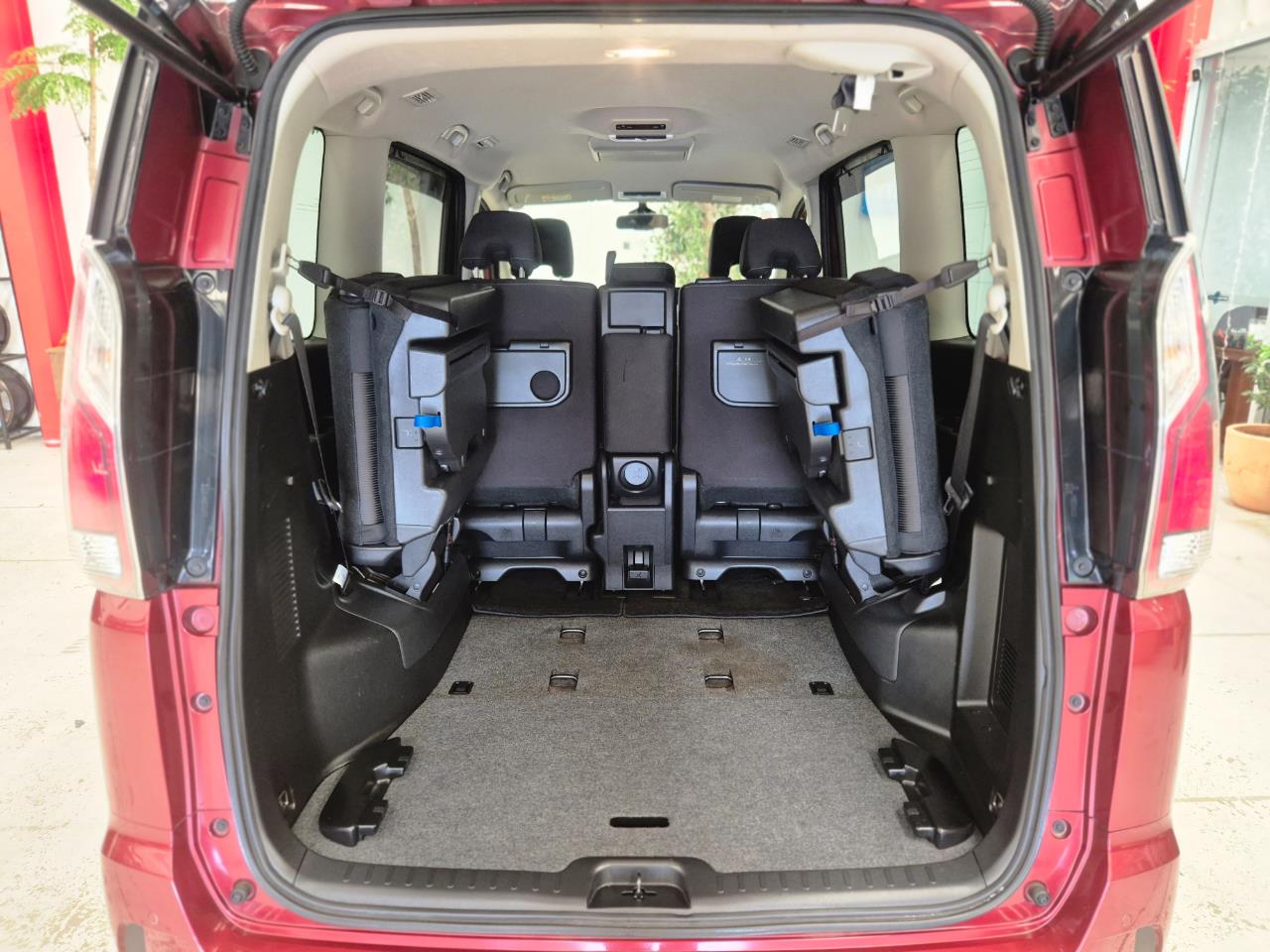 2017 Nissan Serena thumbnail