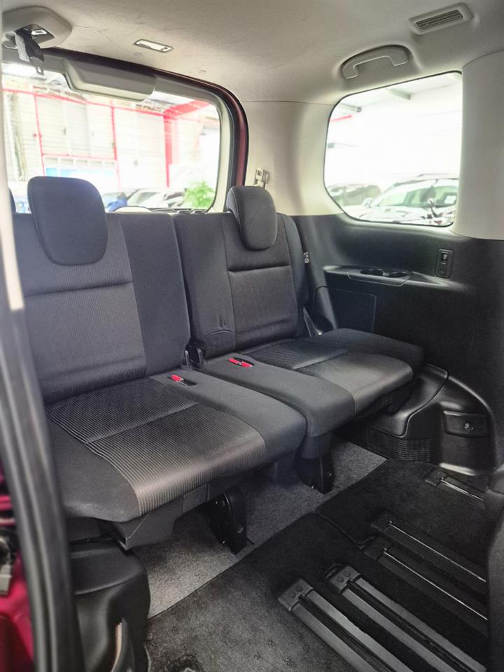 2017 Nissan Serena thumbnail