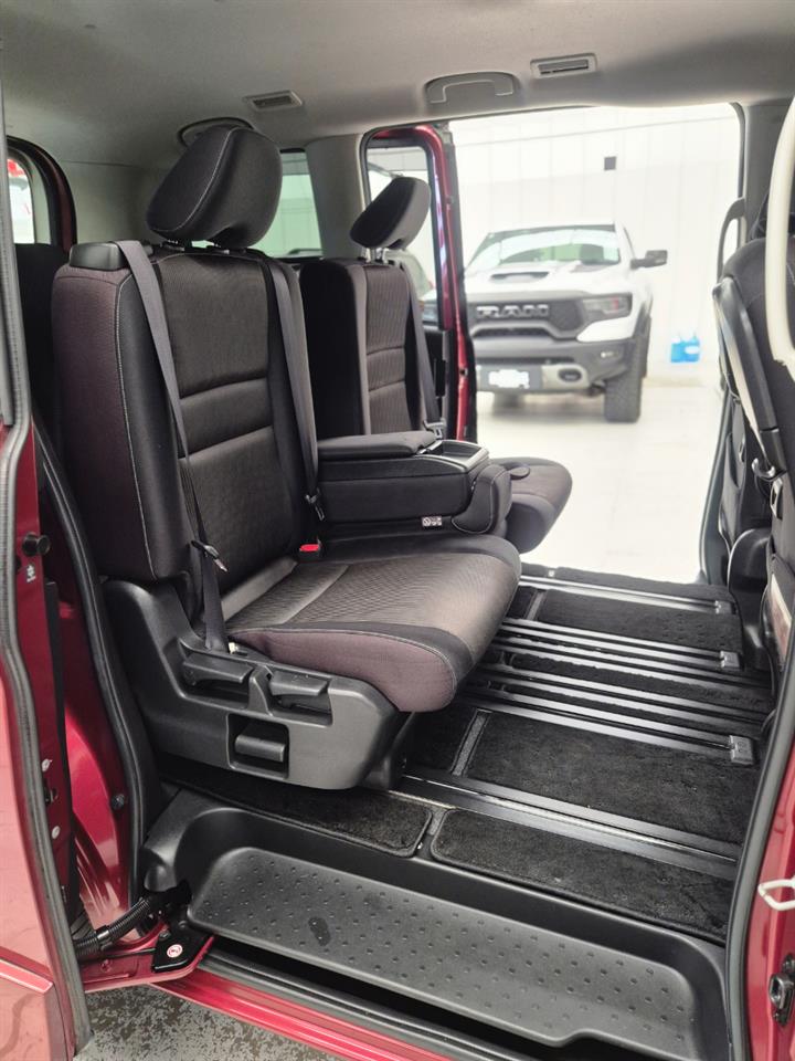 2017 Nissan Serena thumbnail
