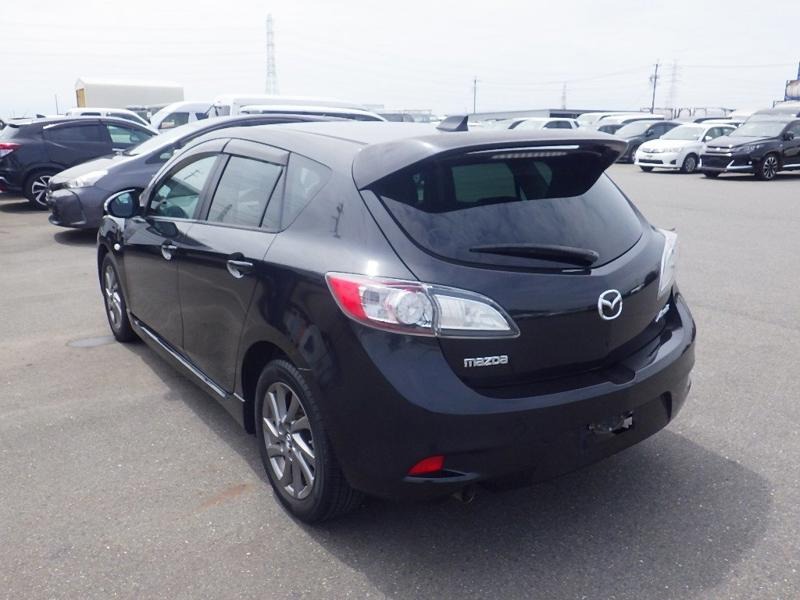 2013 Mazda Axela thumbnail