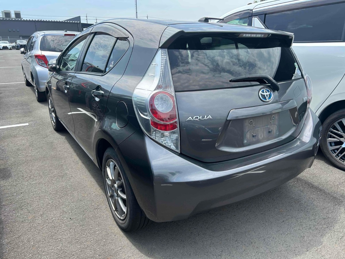 2014 Toyota Aqua thumbnail