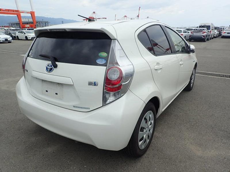 2013 Toyota Aqua thumbnail