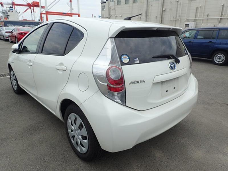 2013 Toyota Aqua thumbnail