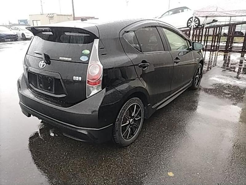 2012 Toyota Aqua thumbnail