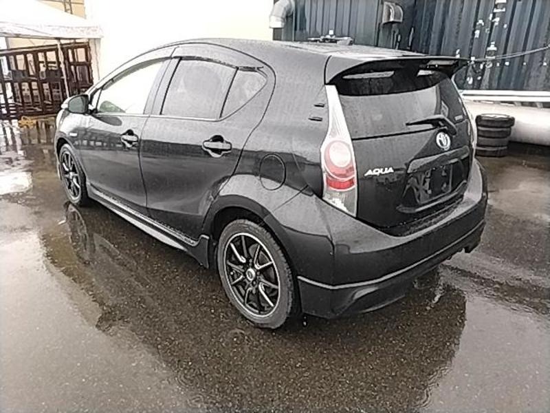 2012 Toyota Aqua thumbnail