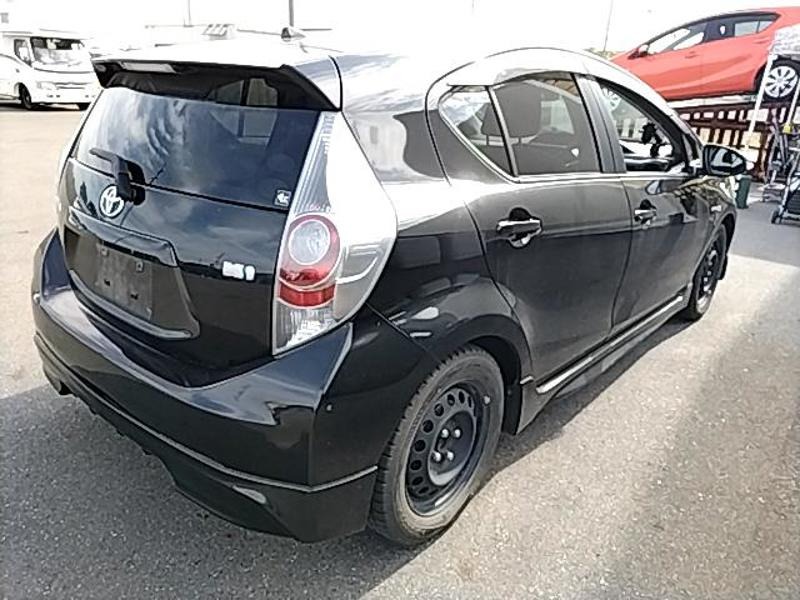 2012 Toyota Aqua thumbnail
