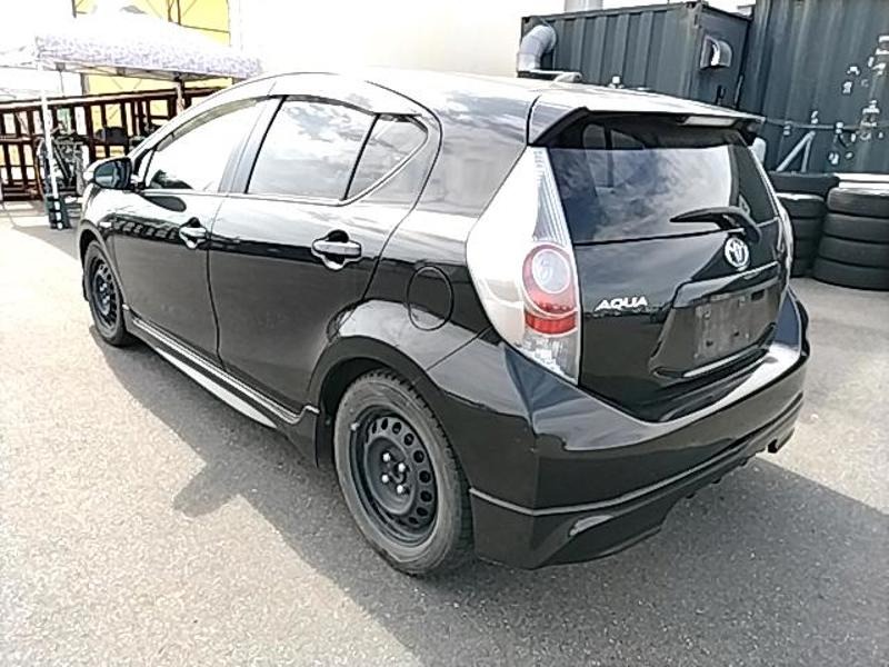 2012 Toyota Aqua thumbnail