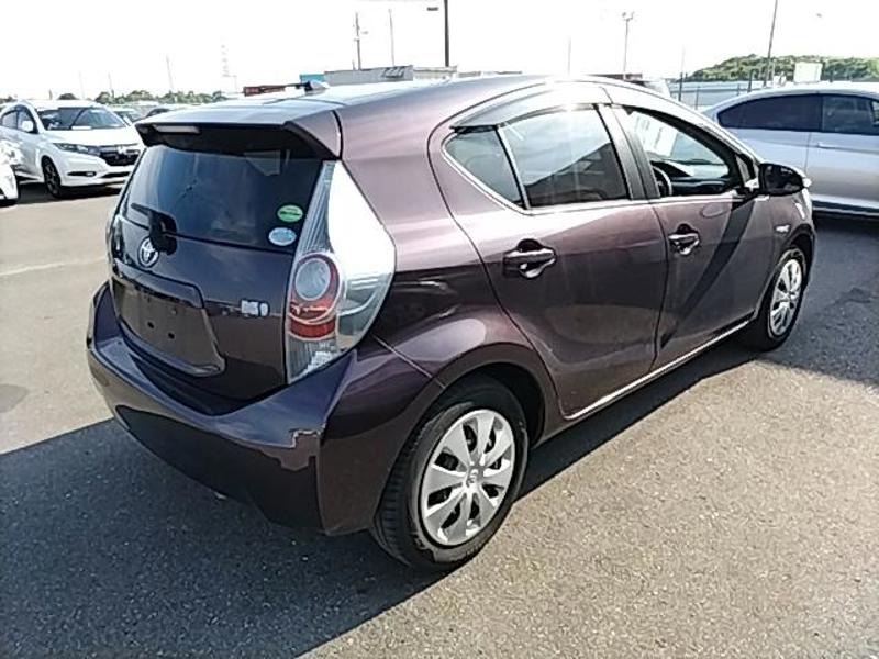 2013 Toyota Aqua thumbnail