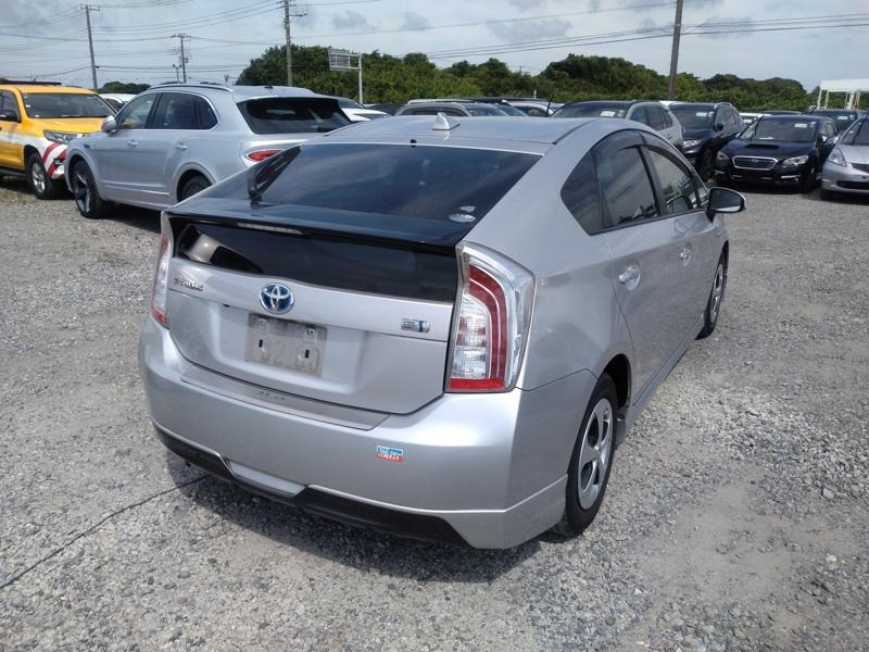 2012 Toyota Prius thumbnail