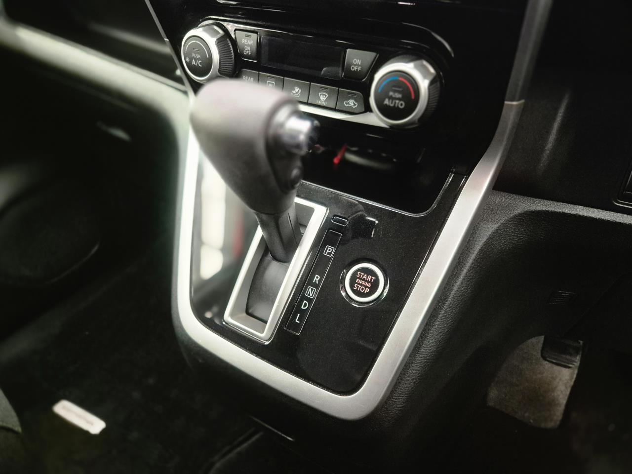 2017 Nissan Serena thumbnail