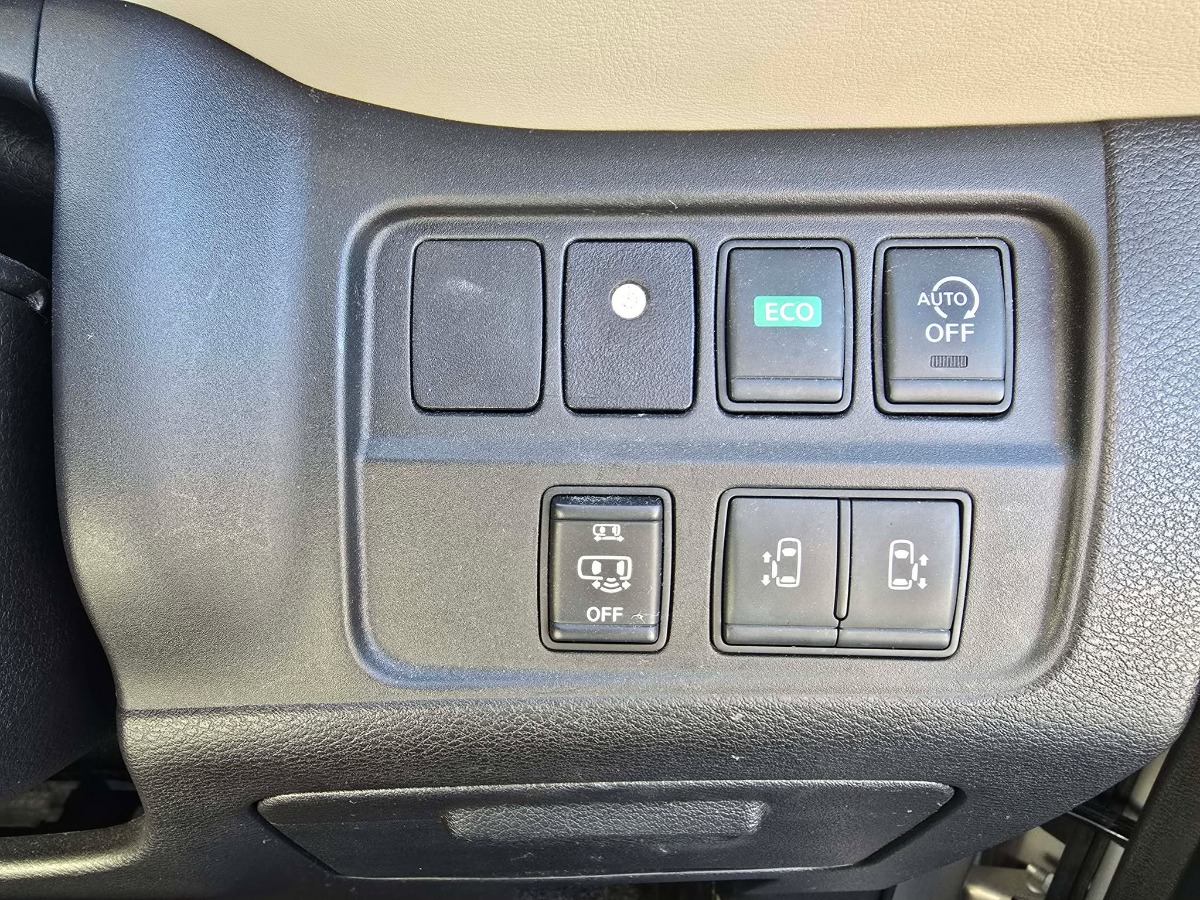 2017 Nissan Serena thumbnail