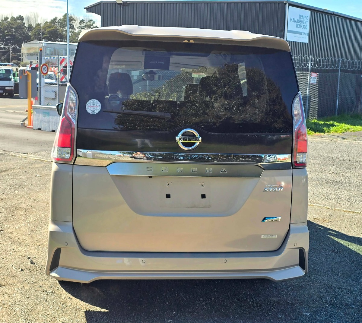 2017 Nissan Serena thumbnail