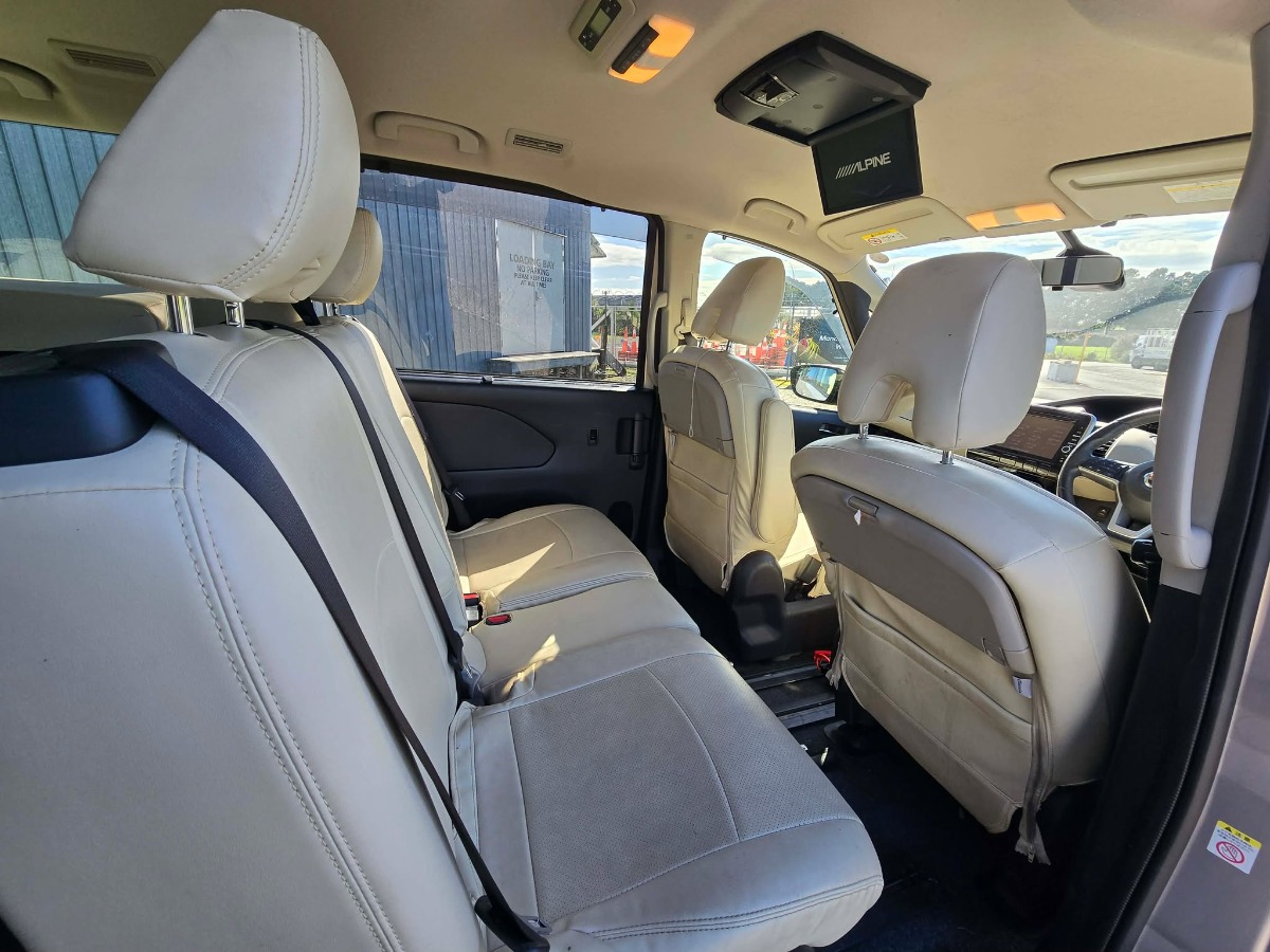 2017 Nissan Serena thumbnail