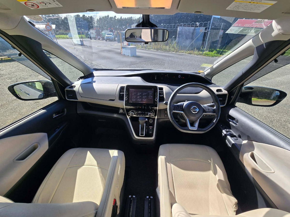 2017 Nissan Serena thumbnail