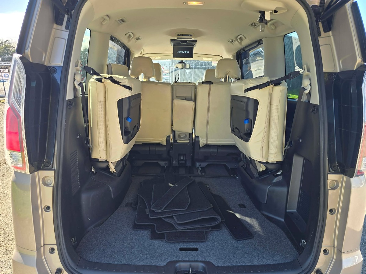 2017 Nissan Serena thumbnail