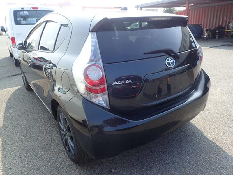 2013 Toyota Aqua thumbnail