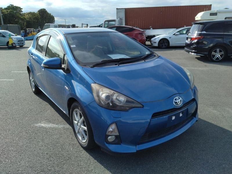 2012 Toyota Aqua thumbnail