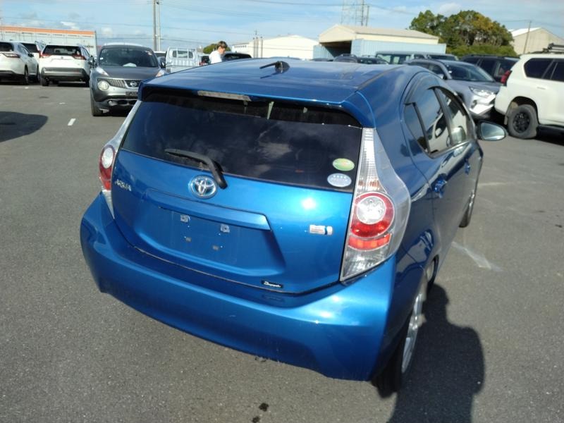 2012 Toyota Aqua thumbnail