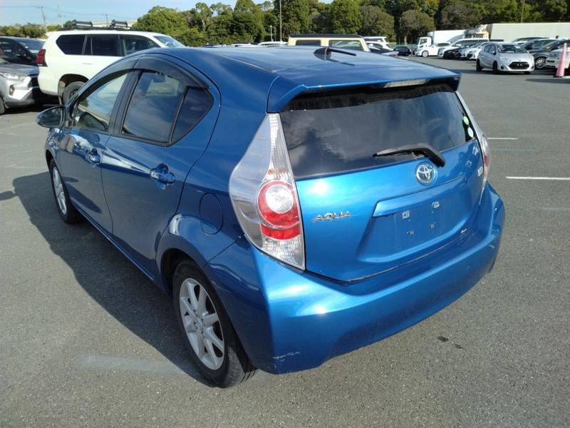 2012 Toyota Aqua thumbnail
