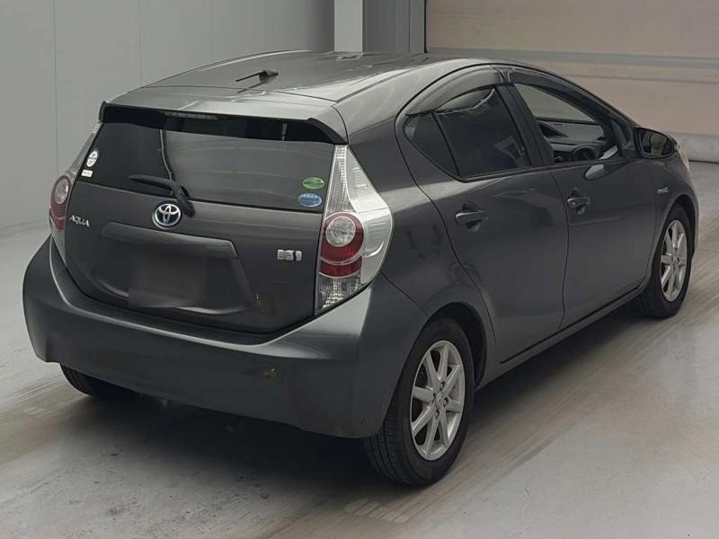 2012 Toyota Aqua thumbnail