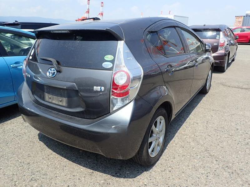 2012 Toyota Aqua thumbnail
