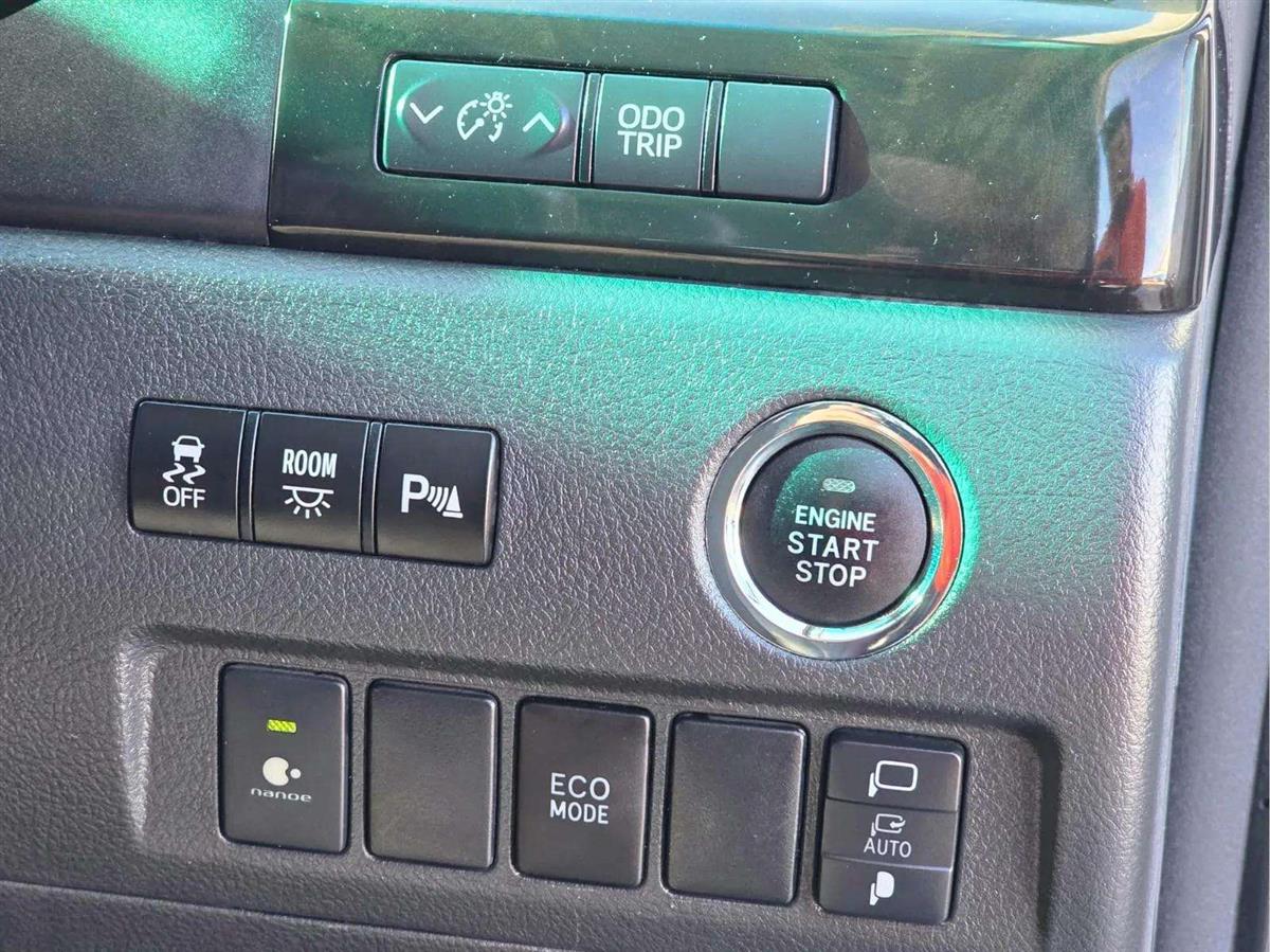 2014 Toyota Vellfire thumbnail